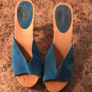 Le Chateau turquoise 8.5 fit heels